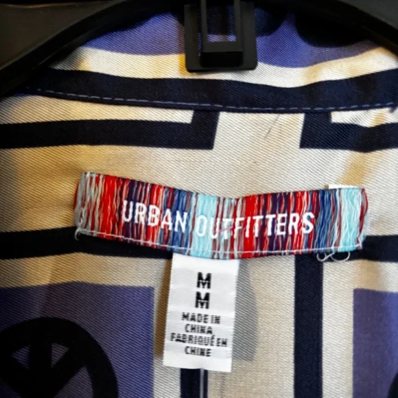NWT URBAN OUTFITTERS LIAM BLUE PEACE SHORT SLEEVE BUTTON-DOWN SHIRT SIZE M.
Less - Picture 6 of 10